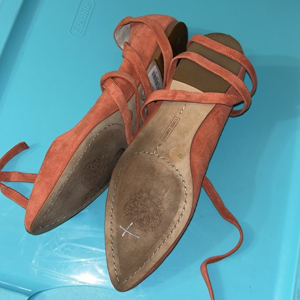 VINCE CAMUTO
Model Bevian
Retail $99.95 + tax
Orange color
Suede Pointed Toes - Picture 6 of 6